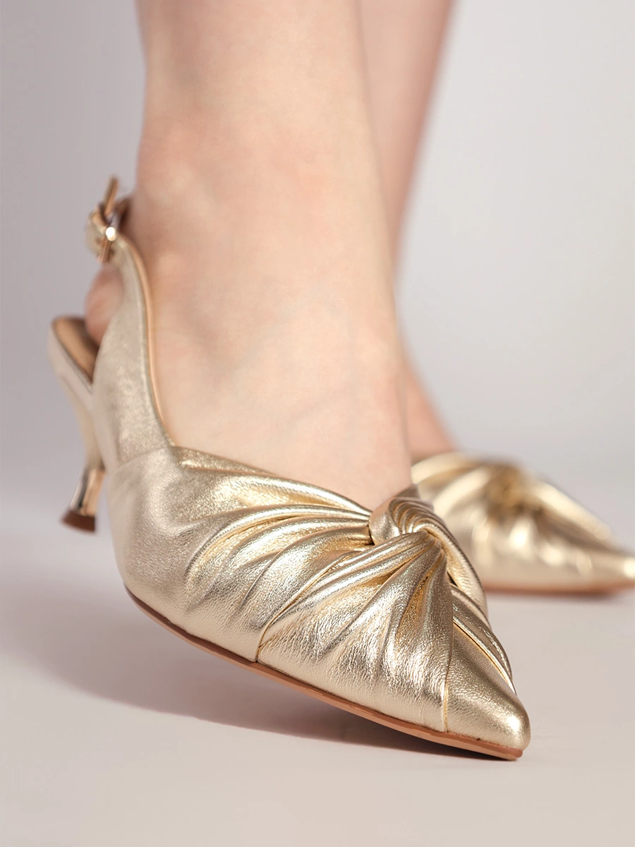 Золотистые туфли